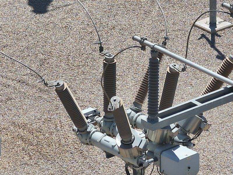 Inspección con dron de un seccionador y aisladores en una subestación eléctrica de alta tensión
