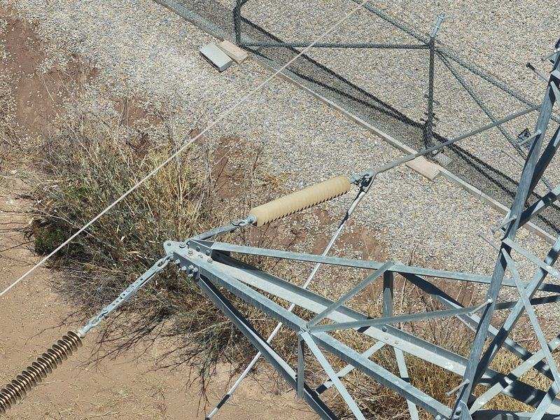 Inspección con dron de una torre de alta tensión: cadena de aisladores, grapas y amortiguador