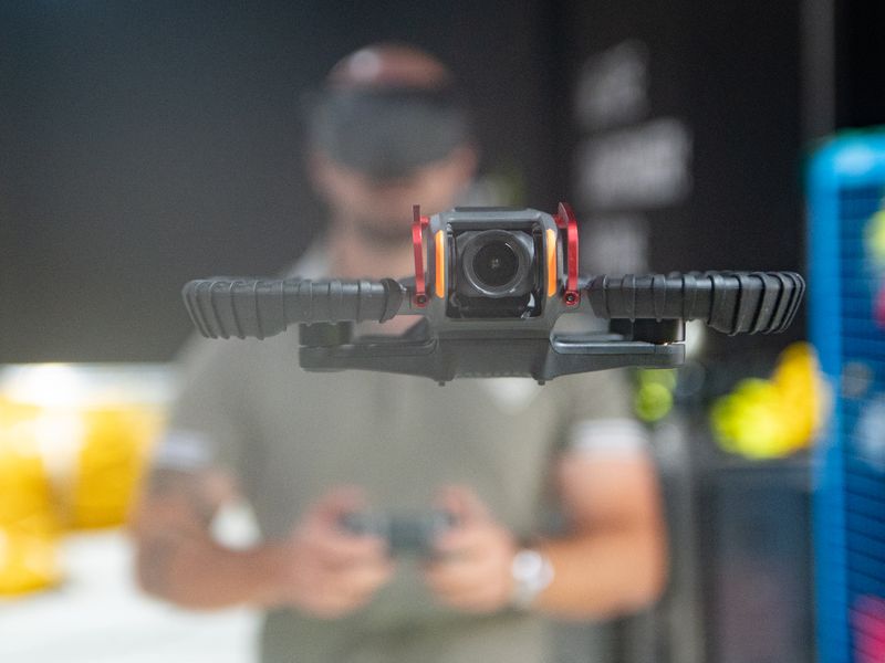 Daniel Cegarra pilotando un dron FPV con gafas en un rodaje en interior