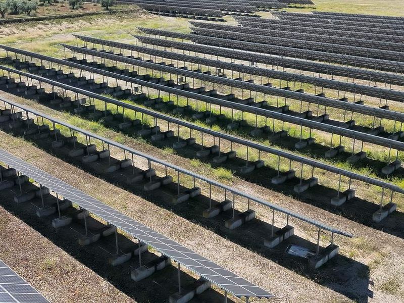 Vista aérea de una planta fotovoltaica real durante una inspección termográfica con dron de DC Aerial Solutions